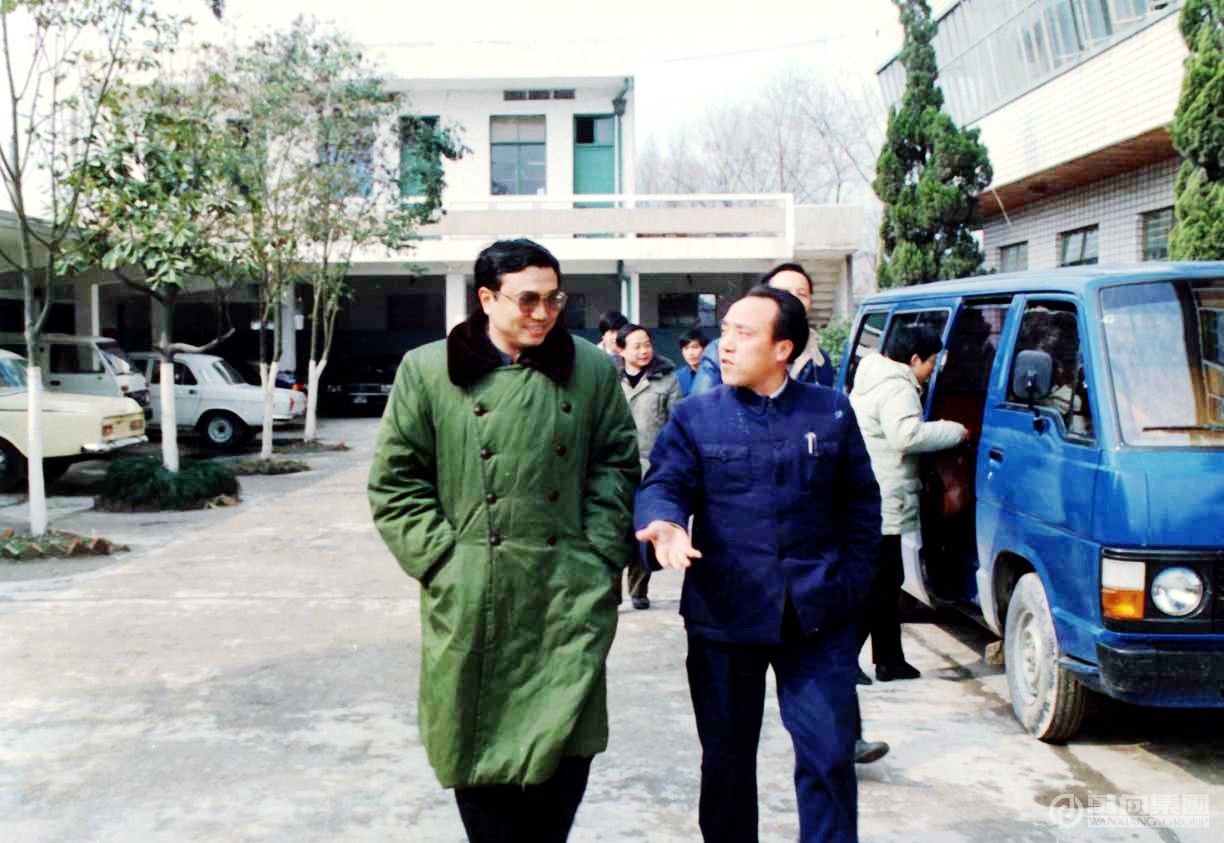 16988234077924065Tb9.jpg 1988年1月31日, 团中央书记处书记李克强到我厂视察,鲁冠球陪同参观生产车间。.jpg