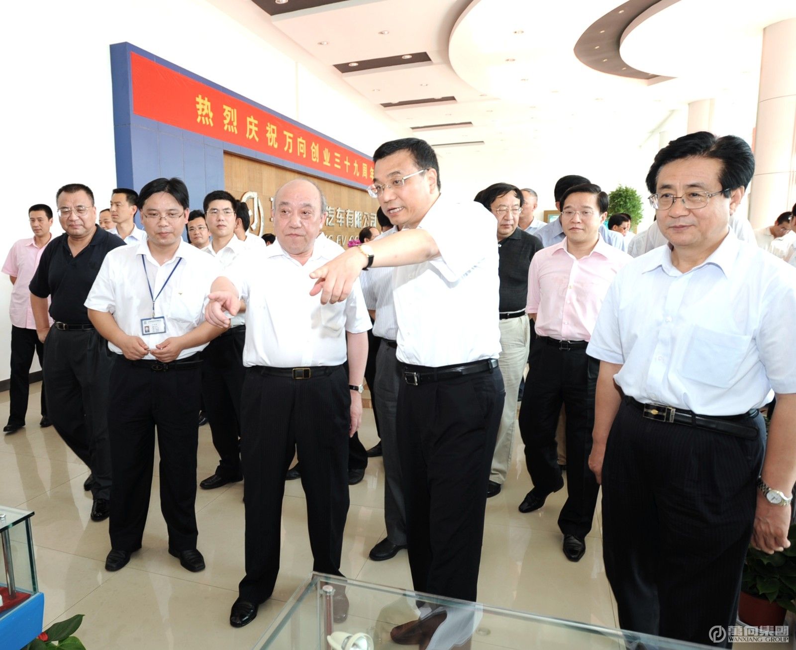 16988234736209297cnt.jpg 2008年7月7日,国务院副总理李克强视察九游(中国)电动汽车。.JPG