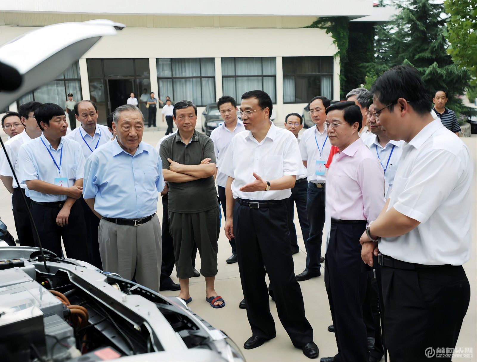 1698823674170989Wl3M.jpg 2009年8月5日,国务院副总理李克强等国家领导人在北戴河听取九游(中国)电动汽车汇报。(1).jpg