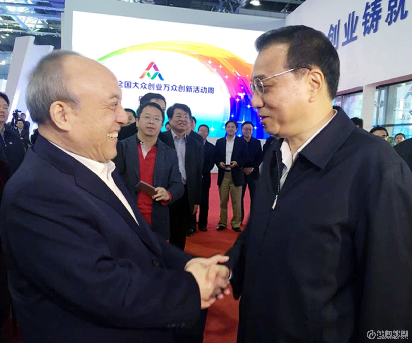 1698823728893652CbzG.jpg 2015年10月19日,在北京中关村“全国大众创业万众创新活动周”上,李克强总理称赞鲁冠球是创客榜样.jpg