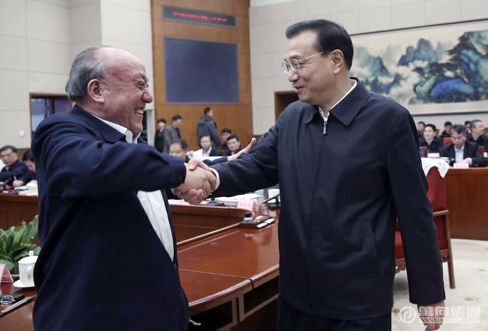 16988238047824884UmS.jpg 2016年1月25日,中央政治局常委,国务院总理李克强主持召开的专家学者和企业界人士座谈会与鲁冠球亲切握手。.JPG