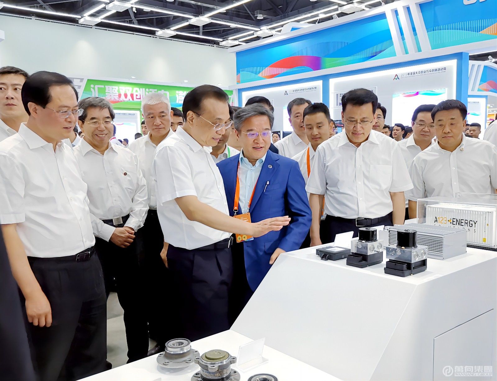 16988239069203191R22.jpg 2019年6月13日,中央政治局常委,国务院总理李克强出席在杭州举行的双创周活动时,在九游(中国)展台听取了鲁伟鼎董事长的介绍。(1).jpg